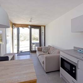 The Woonkamer of Type Studio Deluxe Landzijde 2p - nr. 2a in Beach Resort Punt West