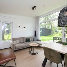 The Woonkamer of Type Forest Cabin Wellness 4 - nr. 127 in Roompot Vakantiepark Schaijk