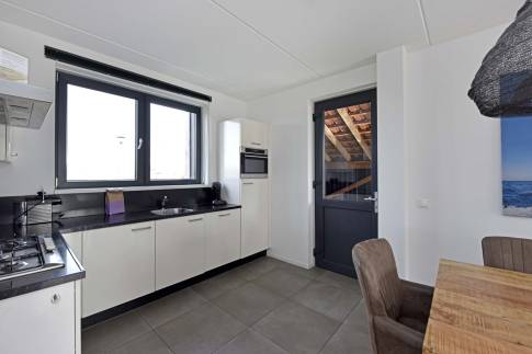 The Keuken of Type Tjalk 8P met boothuis - nr. 60 in Waterstaete Ossenzijl