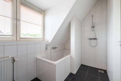 The Badkamer 2 of nr. 1082 - type 6C3 in Landal Waterparc Veluwemeer