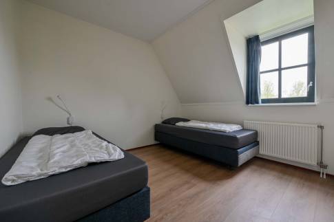 The Slaapkamer 3 of nr. 227 - type 6D2 in Landal Esonstad