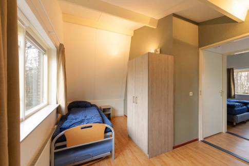 The Slaapkamer 2 of Type Bosvilla Comfort 6-7 - nr. 21 Spirea in Landal Bungalowpark Hoenderloo