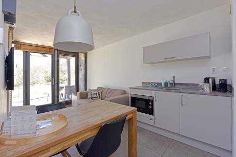 The Keuken of Type Studio Deluxe Landzijde 2p - nr. 2a in Beach Resort Punt West