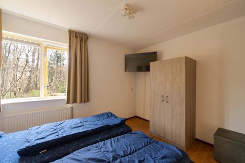 The Slaapkamer 1 of Type Bosvilla Comfort 6-7 - nr. 21 Spirea in Landal Bungalowpark Hoenderloo