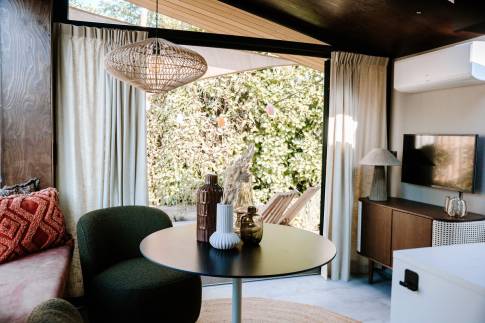 The Woonkamer of nr. T5 - type Tiny Wellness Cabin 2P in Landgoed De IJsvogel