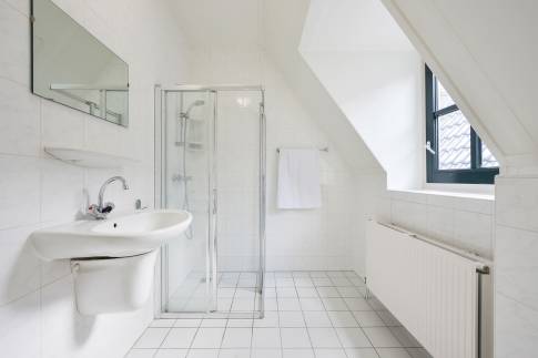 The Badkamer 2 of Type 8E2 - nr. 331 in Landal Esonstad