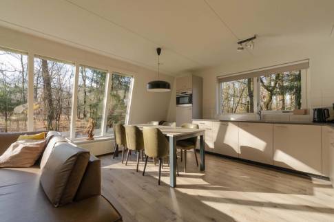 The Eetkamer of Type Bosvilla Comfort 6-7 - nr. 16 Moerbei in Landal Bungalowpark Hoenderloo