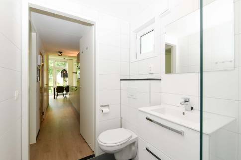 The Badkamer of Type Forest Cabin Wellness 4 - nr. 127 in Roompot Vakantiepark Schaijk