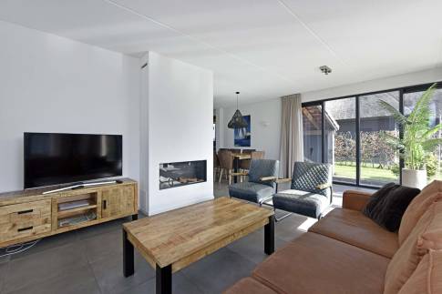 The Woonkamer of Type Tjalk 8P met boothuis - nr. 60 in Waterstaete Ossenzijl