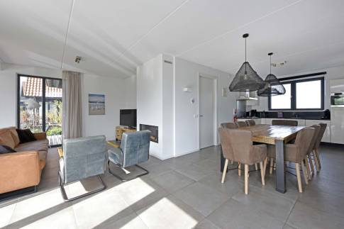 The Eetkamer of Type Tjalk 8P met boothuis - nr. 60 in Waterstaete Ossenzijl