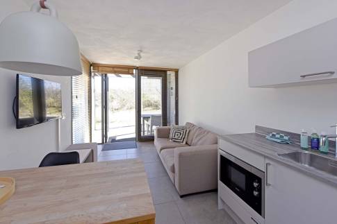 The Woonkamer of Type Studio Deluxe Landzijde 2p - nr. 2a in Beach Resort Punt West