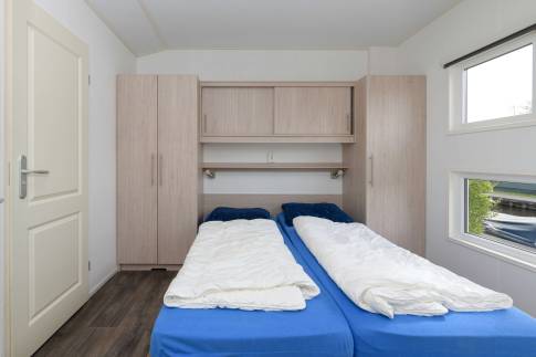 The Slaapkamer 1 of Type Fuut 4 - nr. 24 in Vakantiepark Giethoorn