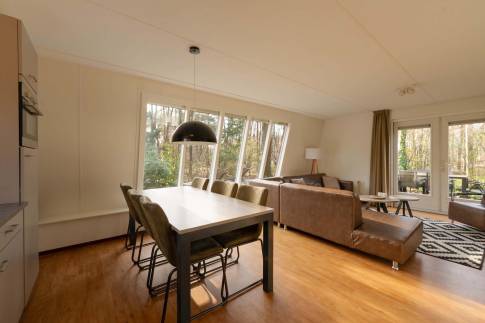 The Eetkamer of Type Bosvilla Comfort 6-7 - nr. 21 Spirea in Landal Bungalowpark Hoenderloo