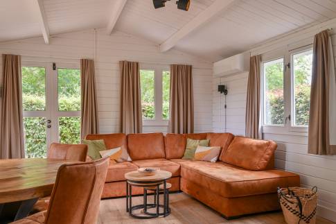 The Woonkamer of nr. 318 -  type Buitenverblijf Wellness 4 in Resort Arcen