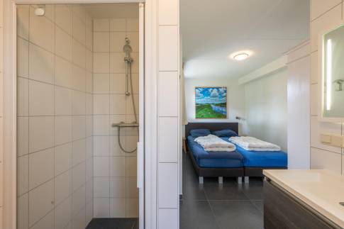 The Badkamer 1 of nr. 021 - type Breeuw 4 in Waterpark Belterwiede