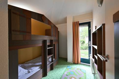 The Slaapkamer 2 of nr. 040 - type 4CK in Landal Stroombroek