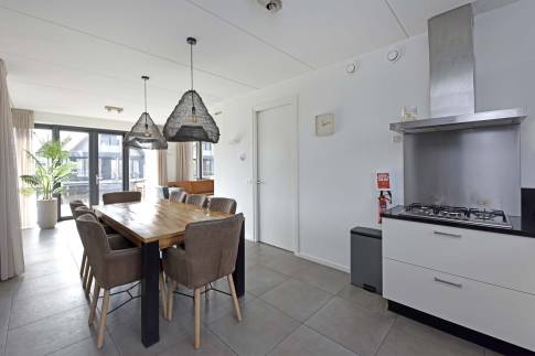 The Keuken of Type Tjalk 8P met boothuis - nr. 60 in Waterstaete Ossenzijl