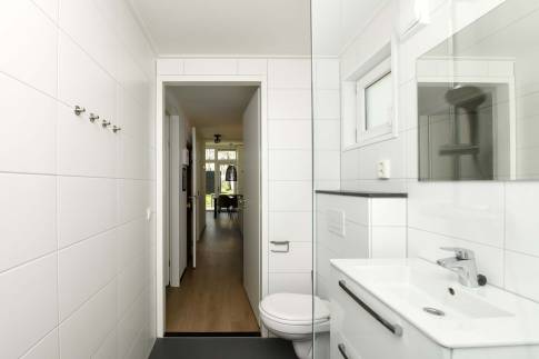 The Badkamer of Type Forest Cabin Wellness 4 - nr. 129 in Roompot Vakantiepark Schaijk