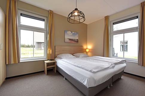 The Slaapkamer 1 of nr. 137 - type 6EL in Dormio Strand Resort Nieuwvliet-Bad