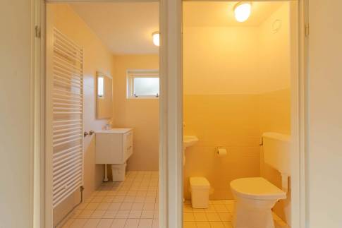 The Toilet of Type Bosvilla Comfort 6-7 - nr. 16 Moerbei in Landal Bungalowpark Hoenderloo