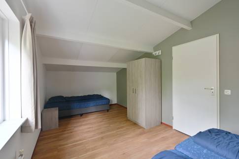 The Slaapkamer 2 of nr. 114 Kamperfoelie - type Bosvilla Comfort 6-7 in Landal Bungalowpark Hoenderloo