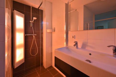 The Badkamer 1 of nr. 022 - type 6L1 in Landal Beach Resort Ooghduyne