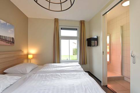 The Slaapkamer 1 of nr. 137 - type 6EL in Dormio Strand Resort Nieuwvliet-Bad