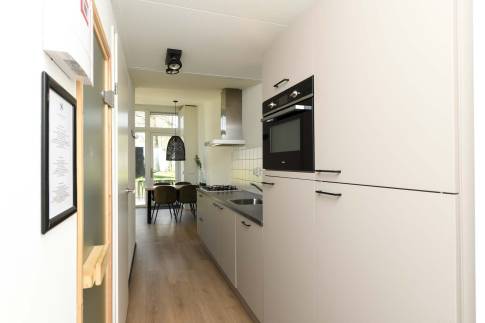 The Keuken of Type Forest Cabin Wellness 4 - nr. 129 in Roompot Vakantiepark Schaijk