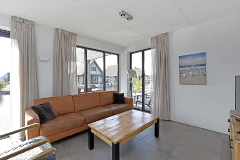 The Woonkamer of Type Tjalk 8P met boothuis - nr. 60 in Waterstaete Ossenzijl