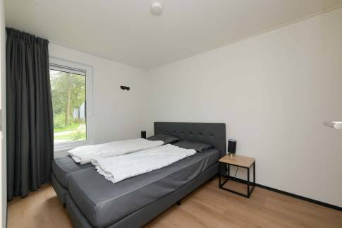 The Slaapkamer 2 of Type Forest Cabin Wellness 4 - nr. 127 in Roompot Vakantiepark Schaijk