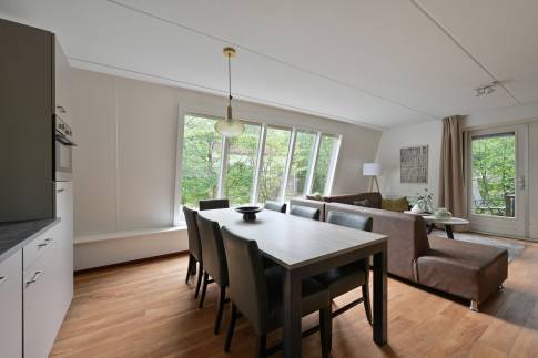 The Eetkamer of nr. 114 Kamperfoelie - type Bosvilla Comfort 6-7 in Landal Bungalowpark Hoenderloo