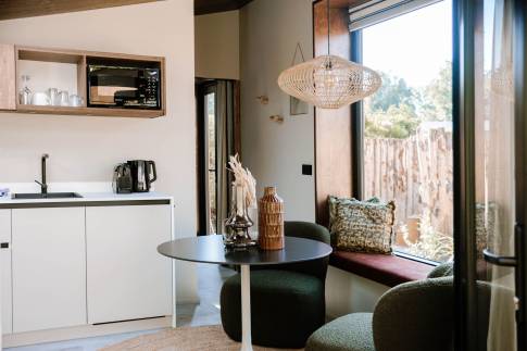 The Woonkamer of nr. T5 - type Tiny Wellness Cabin 2P in Landgoed De IJsvogel