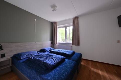 The Slaapkamer 1 of nr. 114 Kamperfoelie - type Bosvilla Comfort 6-7 in Landal Bungalowpark Hoenderloo
