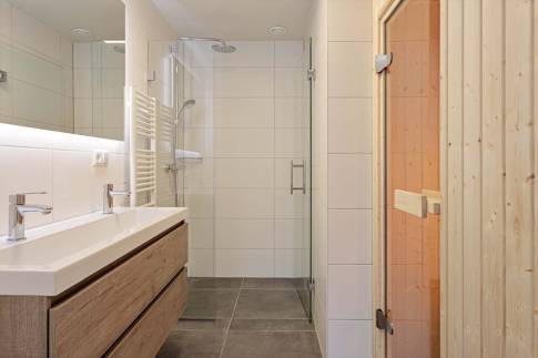 The Badkamer of Type Strandlodge 4 in Vakantiepark Boomhiemke