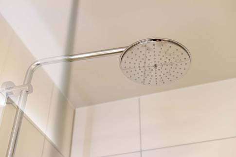 The Badkamer of Type Strandlodge 4 in Vakantiepark Boomhiemke