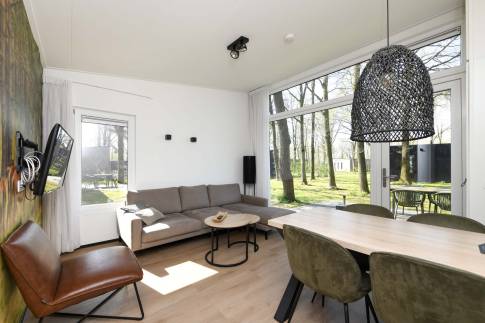 The Woonkamer of Type Forest Cabin Wellness 4 - nr. 129 in Roompot Vakantiepark Schaijk