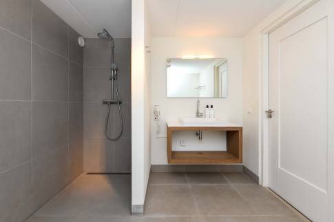 The Badkamer 1 of Type 8-persoons Wellness Tub & Sauna - nr. 13 in Vakantiepark Duynvoet