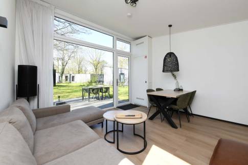 The Woonkamer of Type Forest Cabin Wellness 4 - nr. 129 in Roompot Vakantiepark Schaijk