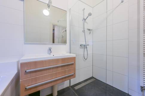 The Badkamer 1 of nr. V1 - type Boerderij Villa in Bospark Vlindervallei