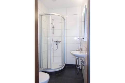 The Badkamer 3 of nr. 106 - type Landhaus 6 Luxe in Eifelpark Kronenburger See