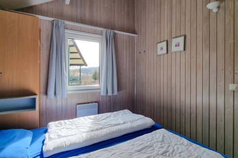 The Slaapkamer 2 of Type Kronenburg Comfort met Sauna 4 - nr. 57 in Eifelpark Kronenburger See