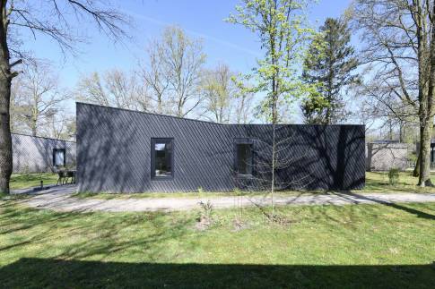 The Buiten of Type Forest Cabin Wellness 4 - nr. 129 in Roompot Vakantiepark Schaijk