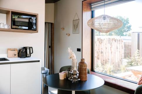 The Woonkamer of nr. T5 - type Tiny Wellness Cabin 2P in Landgoed De IJsvogel