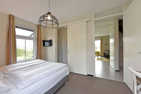 The Slaapkamer 1 of nr. 137 - type 6EL in Dormio Strand Resort Nieuwvliet-Bad