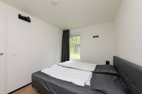 The Slaapkamer 2 of Type Forest Cabin Wellness 4 - nr. 127 in Roompot Vakantiepark Schaijk