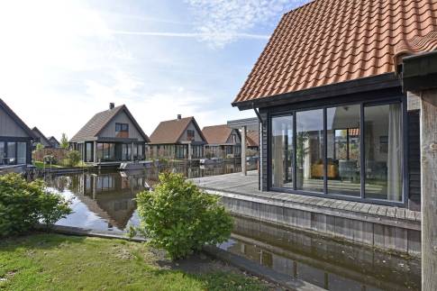 The Buiten of Type Tjalk 8P met boothuis - nr. 60 in Waterstaete Ossenzijl