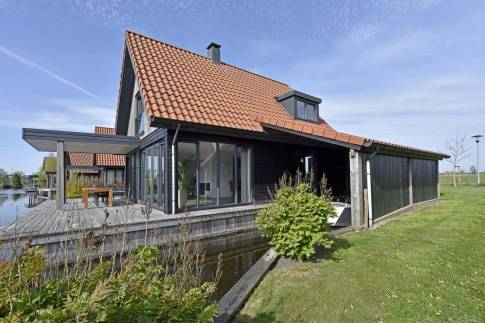 The Buiten of Type Tjalk 8P met boothuis - nr. 60 in Waterstaete Ossenzijl