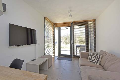 The Woonkamer of Type Studio Deluxe Landzijde 2p - nr. 2a in Beach Resort Punt West