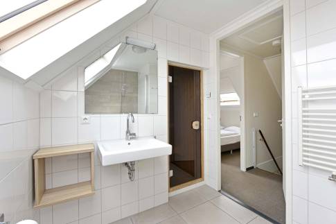 The Badkamer 2 of nr. 137 - type 6EL in Dormio Strand Resort Nieuwvliet-Bad