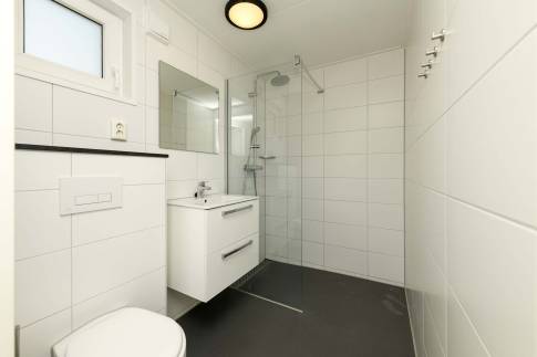 The Badkamer of Type Forest Cabin Wellness 4 - nr. 129 in Roompot Vakantiepark Schaijk